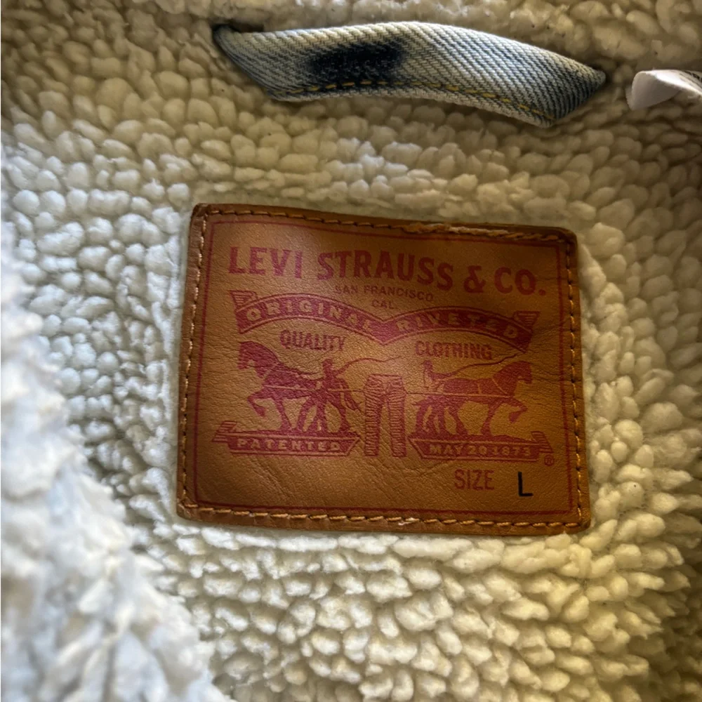 Levi's Light Blue Denim Jacket with Sherpa Lining - Picture 4 of 12